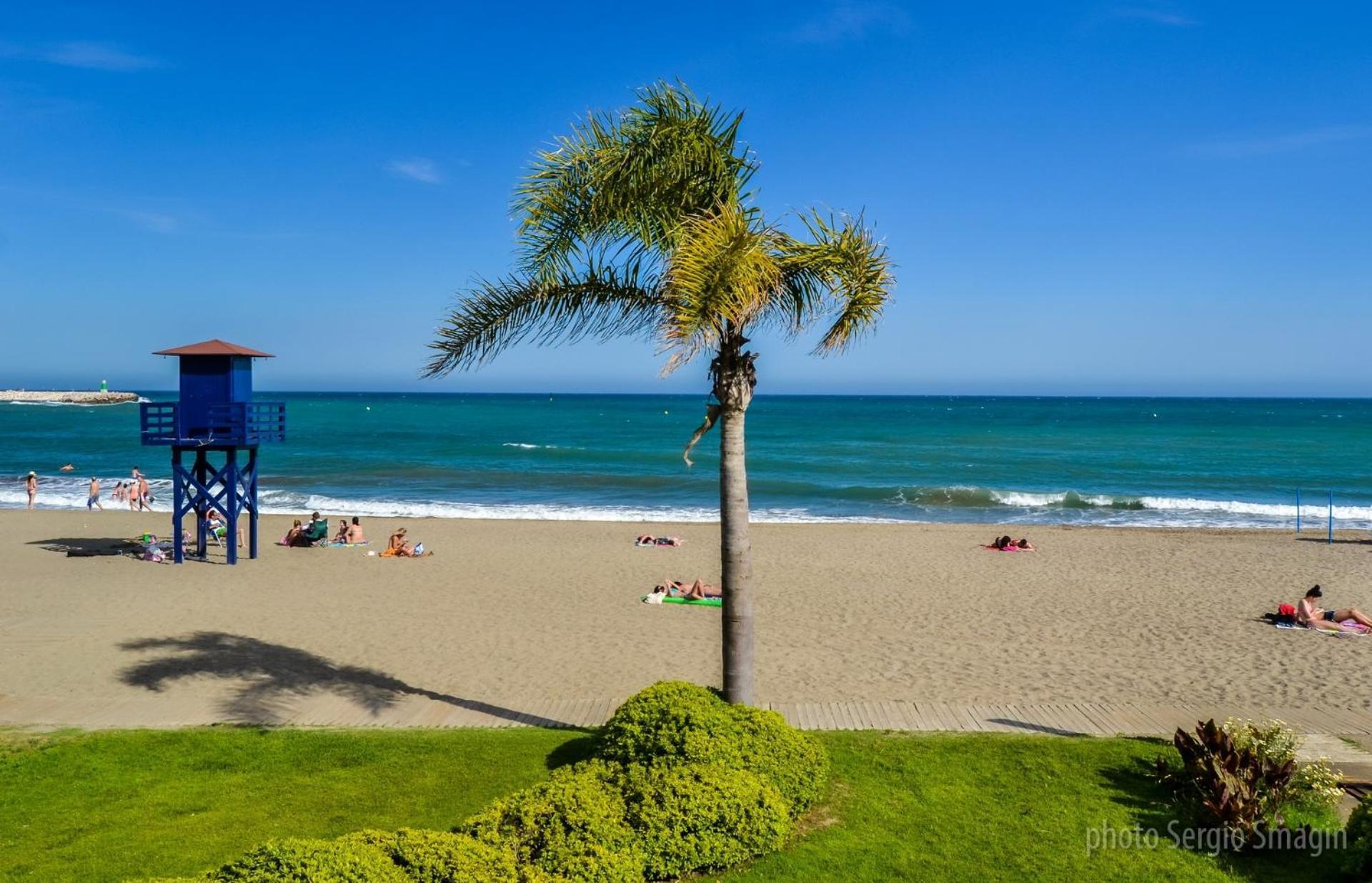 Apartamentos Los Cisnes - 2º Linea De Playa - Perfecta Ubicacion Benalmádena Kültér fotó