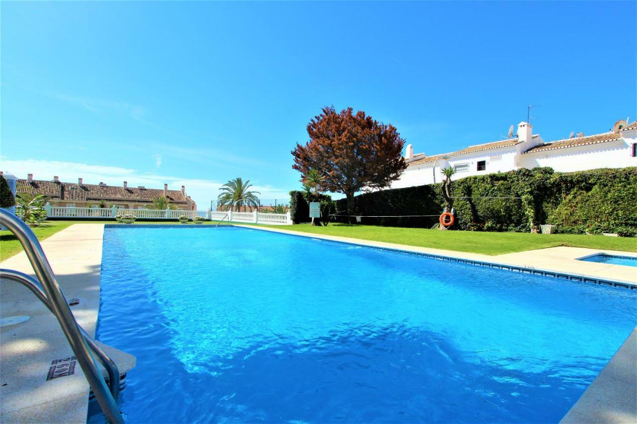 Apartamentos Los Cisnes - 2º Linea De Playa - Perfecta Ubicacion Benalmádena Kültér fotó